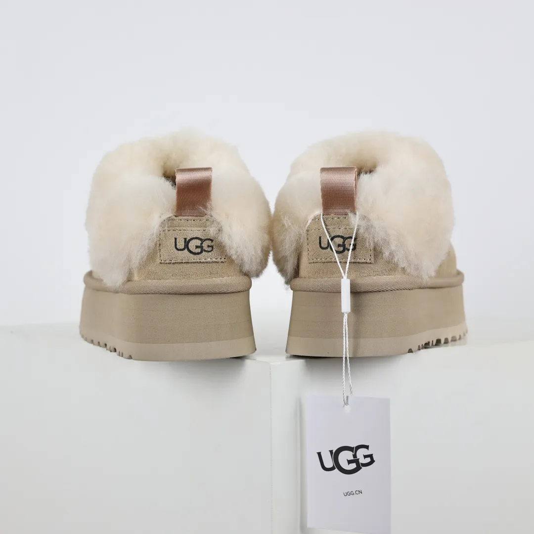 Pick up locally 💰600 Core recommended good price Independently developed original outsole, cashmere insole, keeping warm in winter, suitable for home use. In recent years, uug has launched a style series, which is partially skewed towards the preferences of young consumers, and has also been at the forefront of fashion trends. Shoe body material, water-repellent coated suede upper, 17mm UGGPURE™ implanted wool insole, lightweight non-slip and comfortable rubber outsole, with brand LOGO, complete packaging, size: 35 36 37 38 39 40
